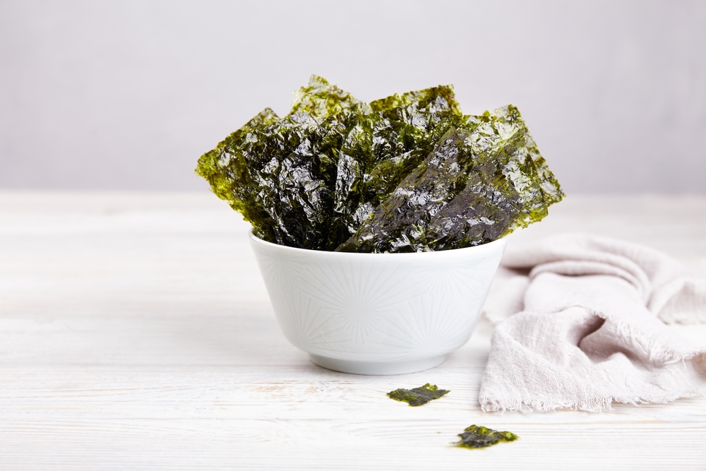 Crispy-nori-seaweed-in-the-bowl